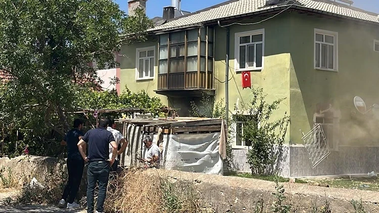 Anne babaları işteyken evde yangın çıktı: Kilitli kalan 6 kardeşi itfaiye kurtardı