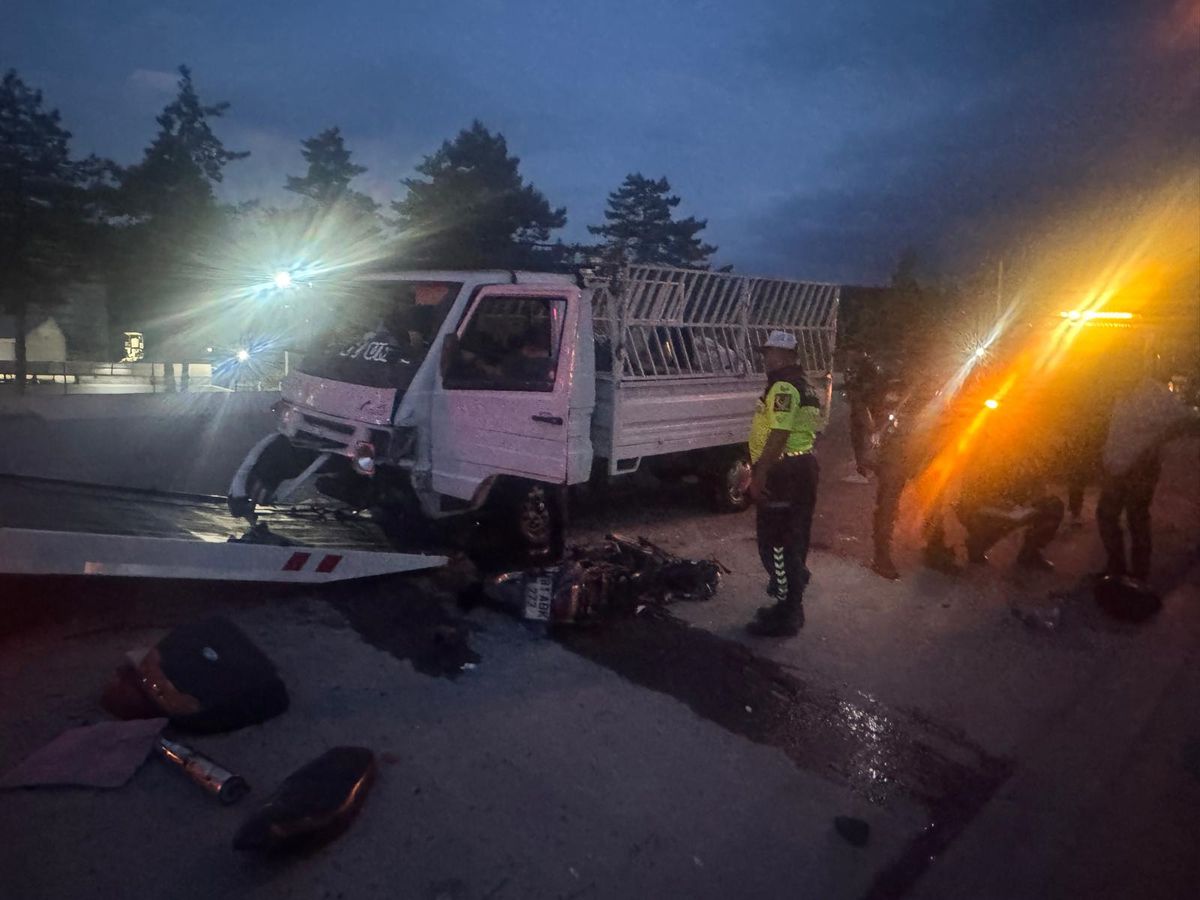 Kamyonet ile çarpışan motosiklet sürücüsü yaşamını yitirdi