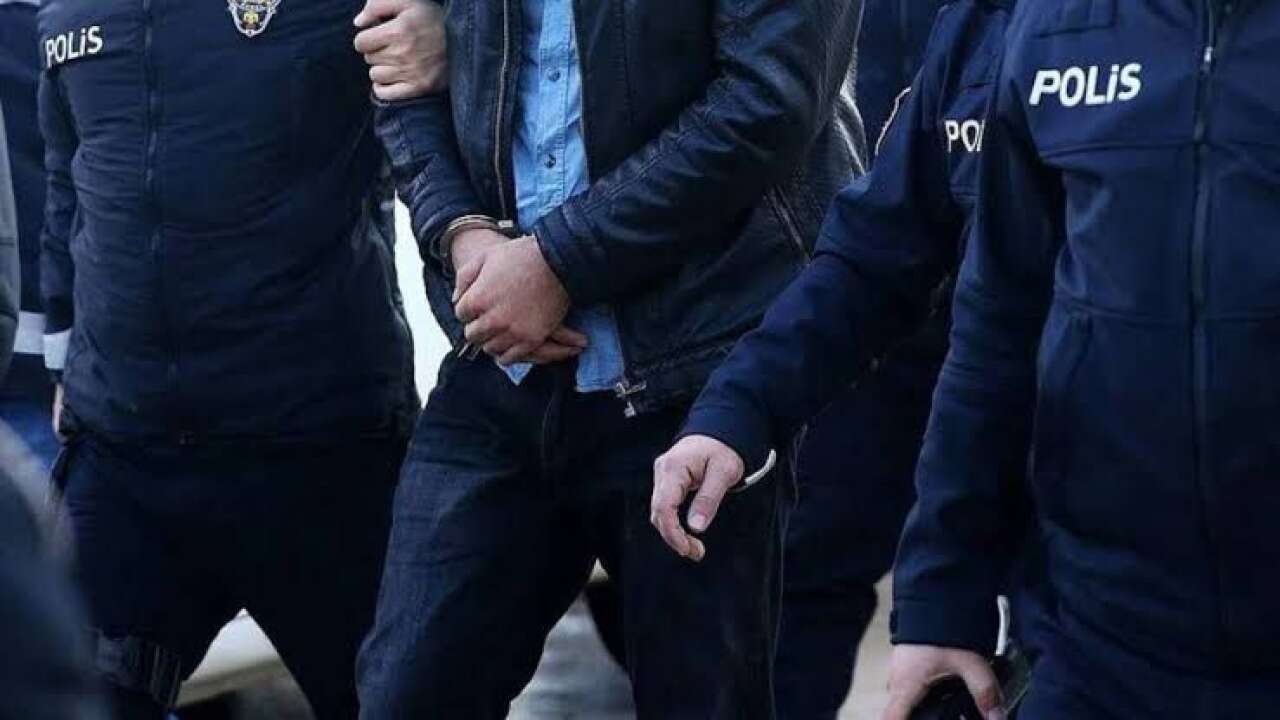 Ankara'da milyonluk vurgun! Kendilerini polis ve savcı olarak tanıtan dolandırıcılar kıskıvrak yakalandı