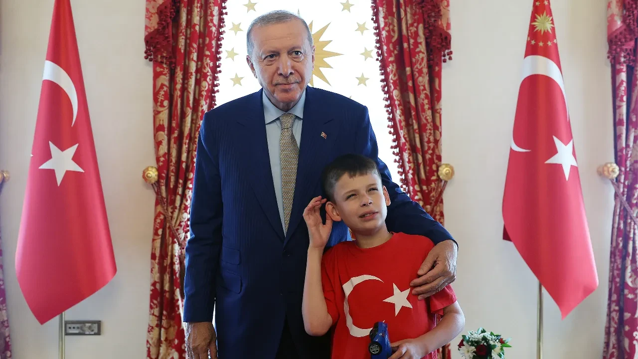 İngiltere'de islamofobiye karşı kek dağıtarak gönülleri fethetmişti: Cumhurbaşkanı Erdoğan, 12 yaşındaki Joshua Harris ile buluştu