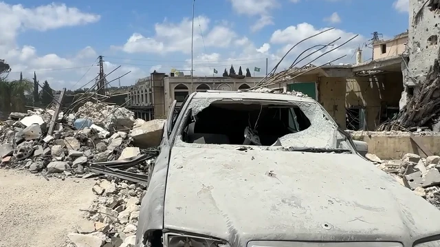 İsrail'in hava saldırıları düzenlediği Lübnan'ın Meyfedun beldesindeki yıkım kamerada