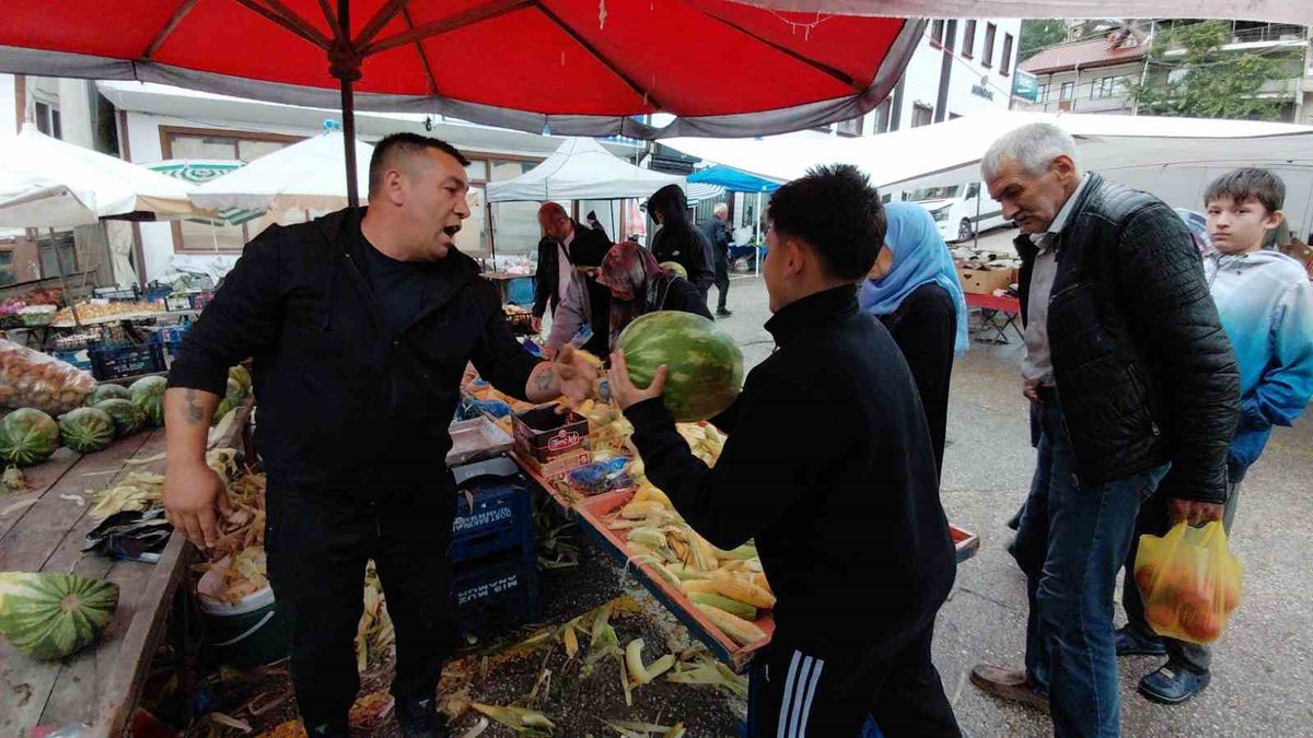 Bolu’da hayırsever esnaf 1 ton karpuzu 1 saatte ücretsiz dağıttı