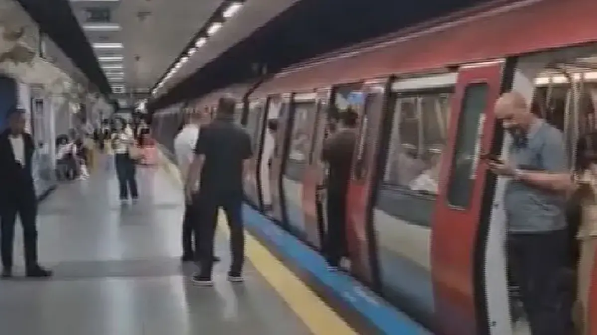 Metro raydan çıktı 3 yolcu yaralandı