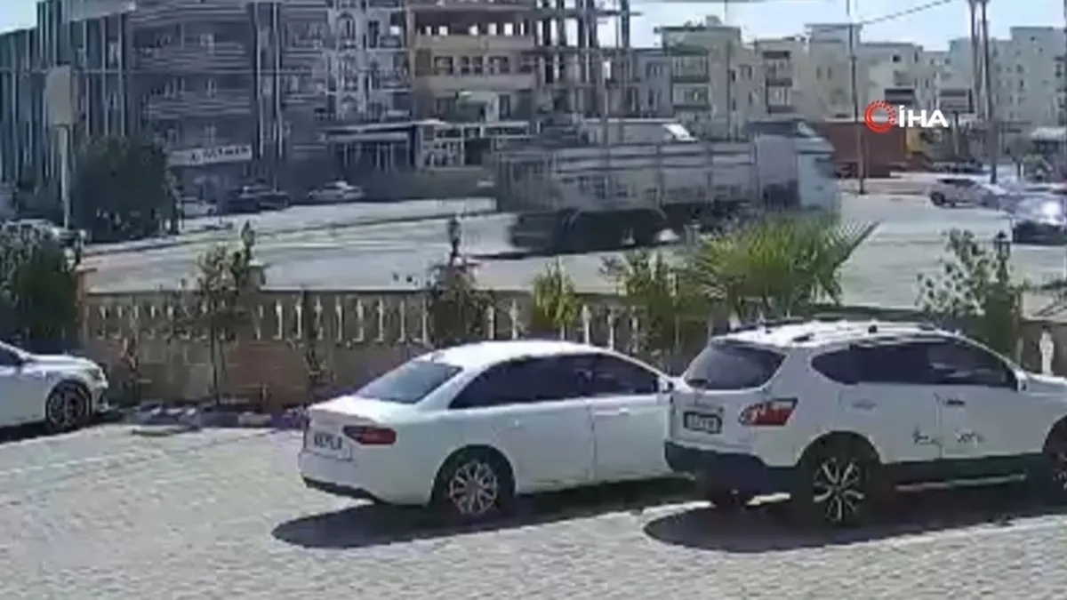 Mardin'deki tır kazası güvenlik kamerasına yansıdı