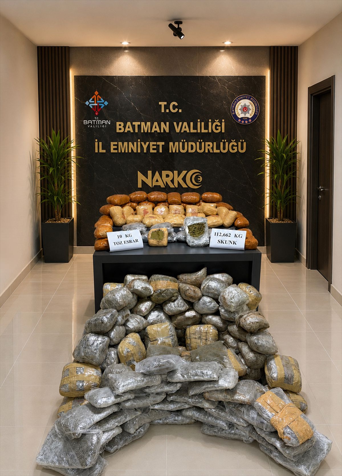 Batman'da 2 tırda 112 kilo skunk ve 10 kilo esrar ele geçirildi