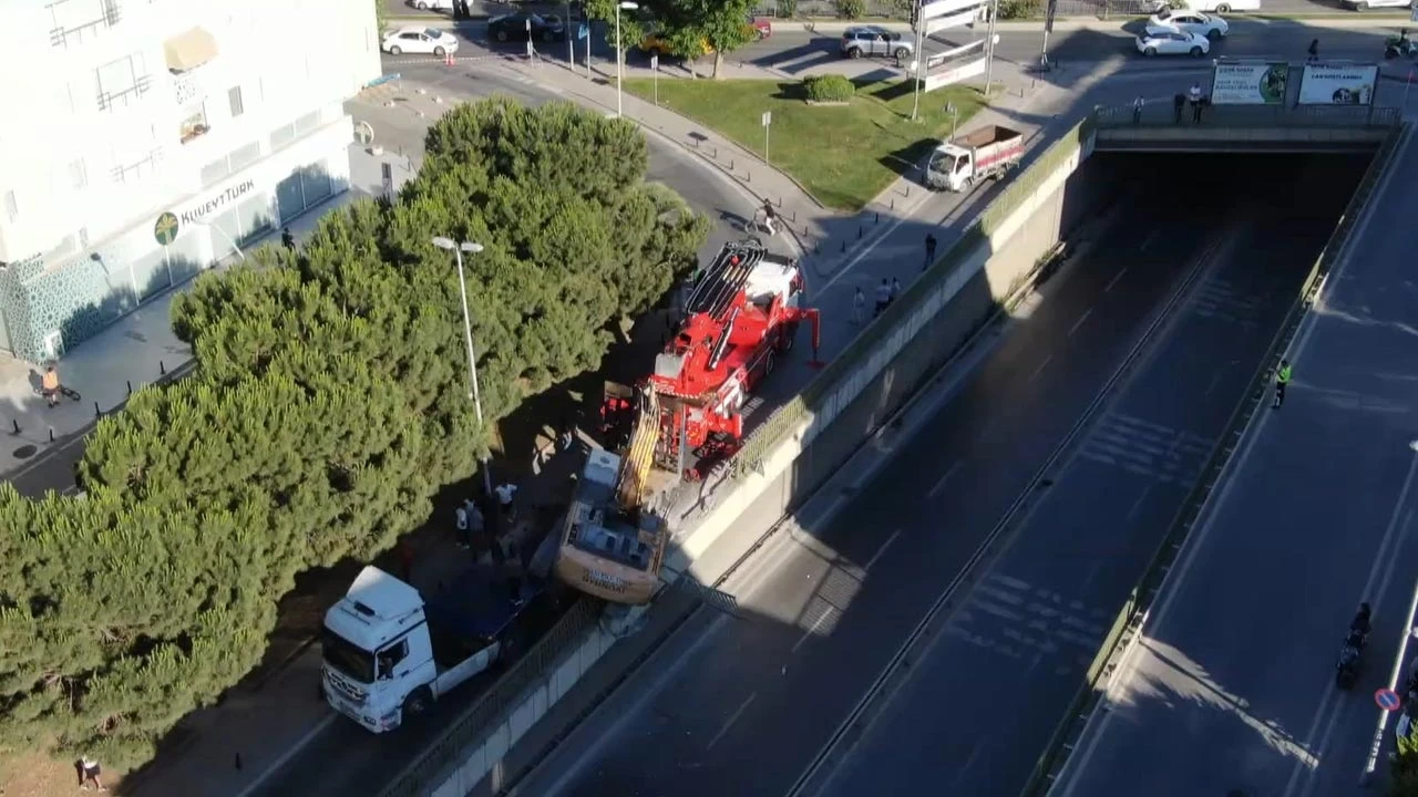 İstanbul'da Facianın Eşiğinden Dönüldü! TIR'ın Üzerinden Kepçe Devrildi