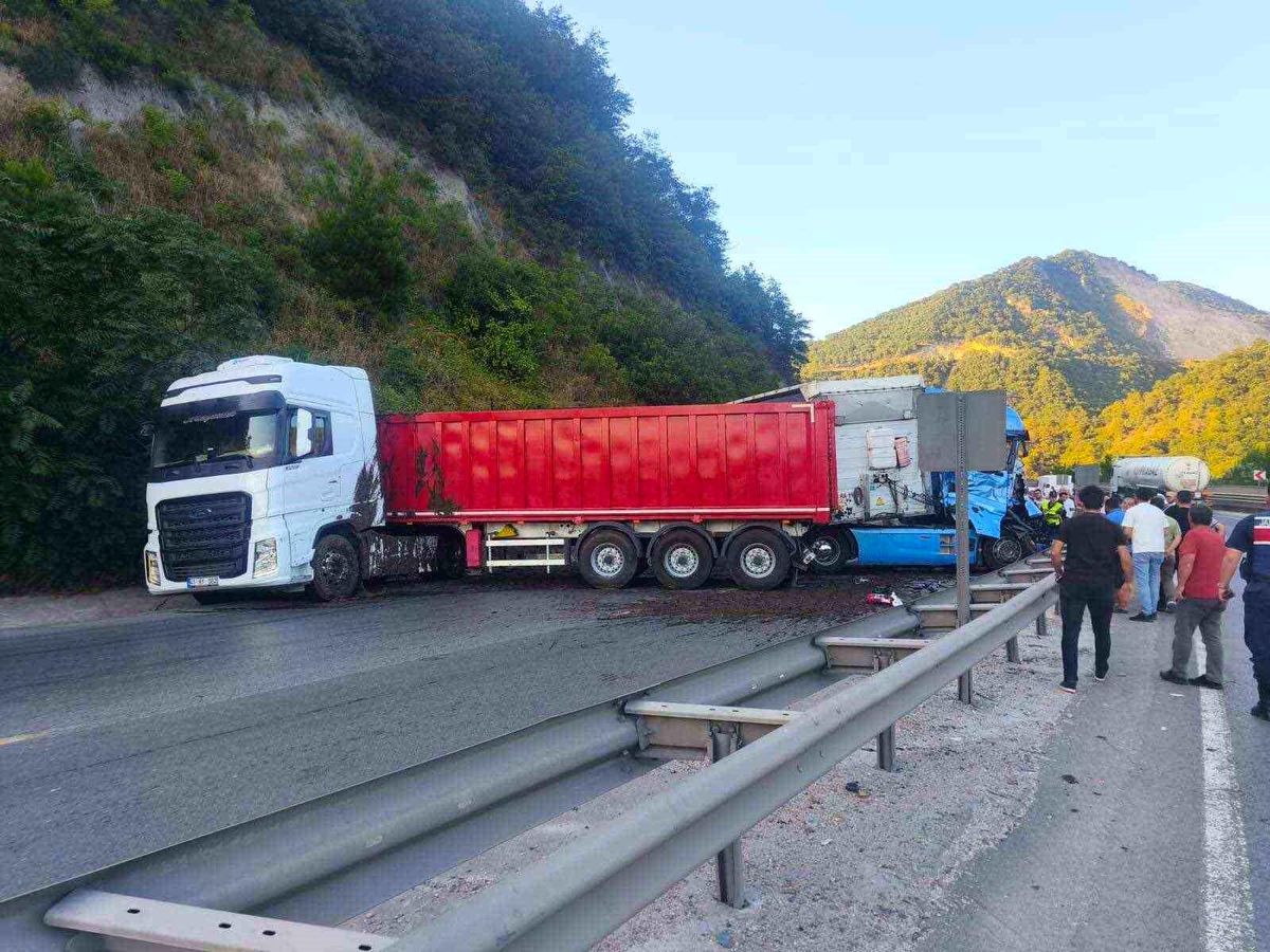 Bilecik'te aynı istikamette seyreden 2 tır çarpıştı, 1 kişi yaralandı