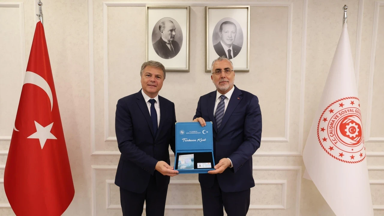 Bir dev şirketin CEO'suna daha ''Turkuaz Kart'' verildi