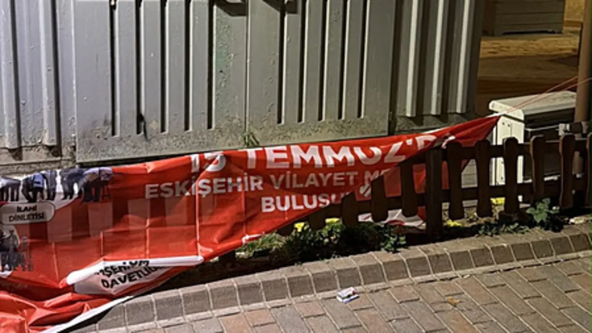 Eskişehir'de Hamamyolu Caddesi'nde 15 Temmuz afişlerinin indirildiği iddiası