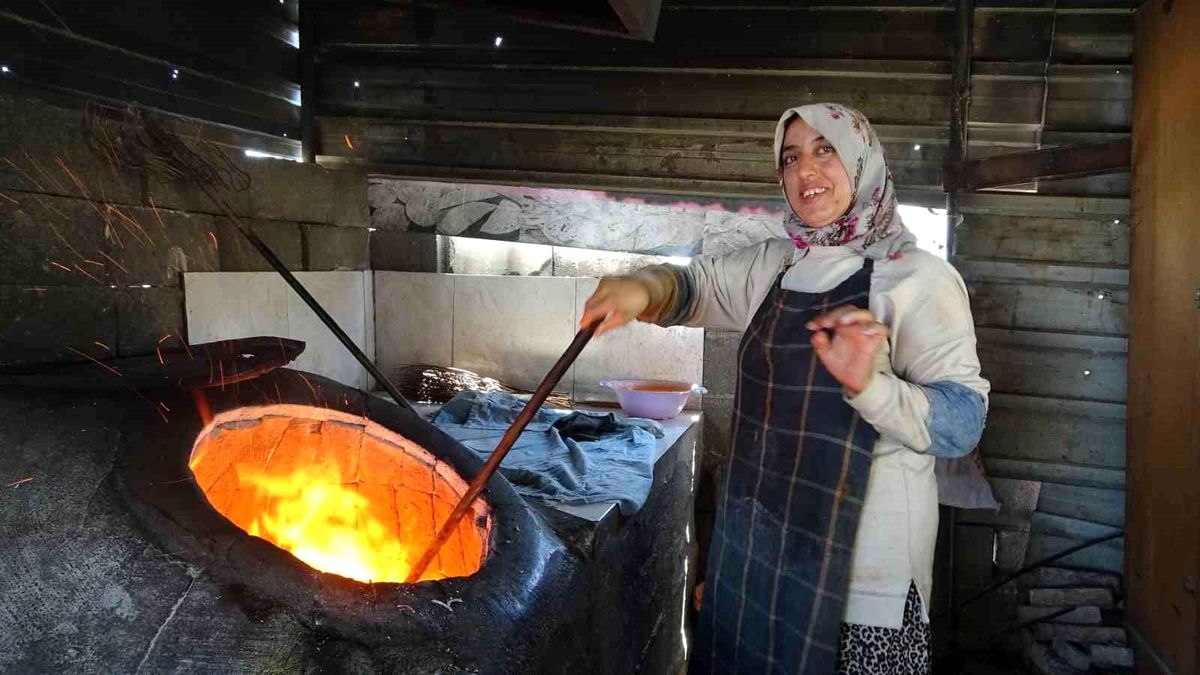 Ekmek parasını kavurucu sıcakta tandır ateşinin içinden çıkaran kadınlar sıcağa dayanabilmek için litrelerce su tüketiyo..