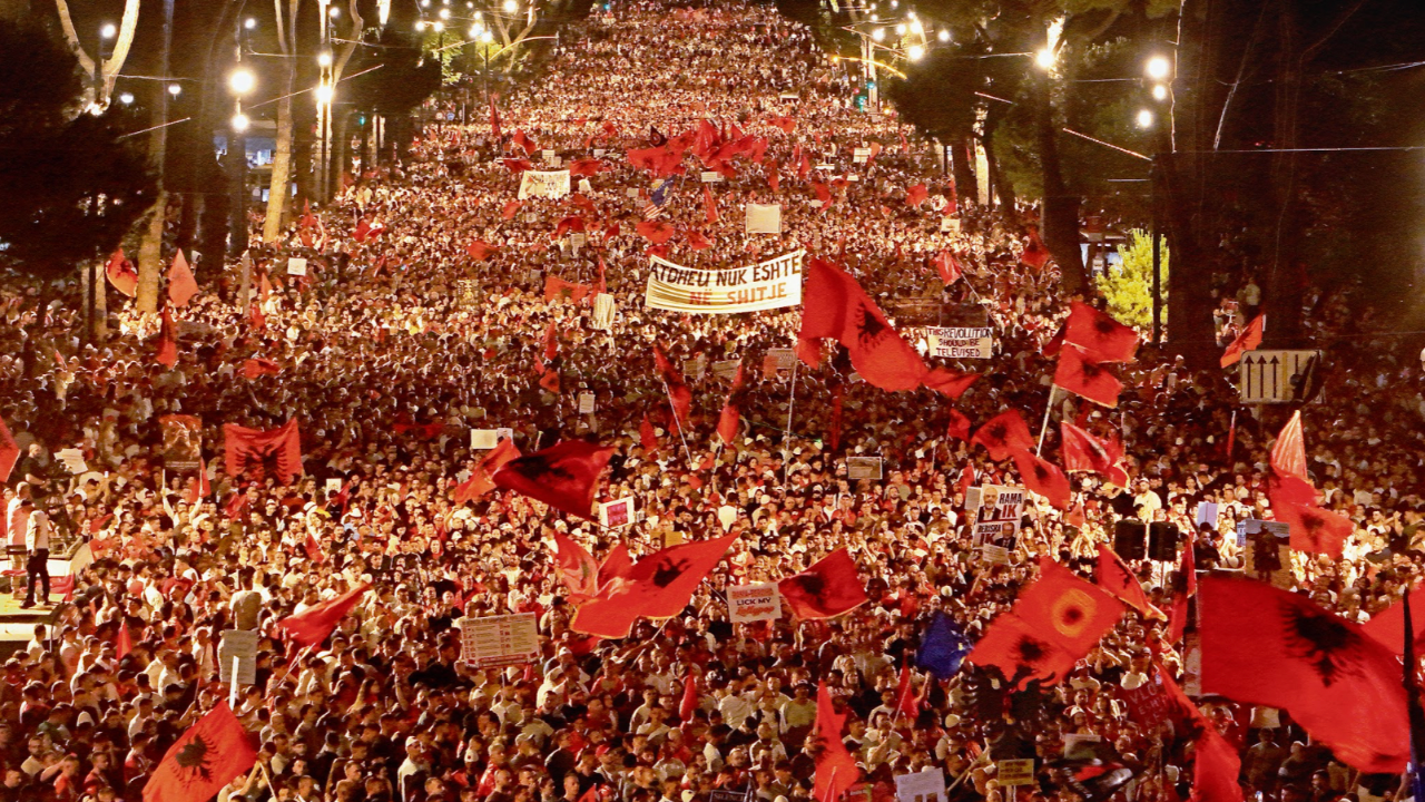 Arnavutluk halkı aslında neyi protesto ediyor?