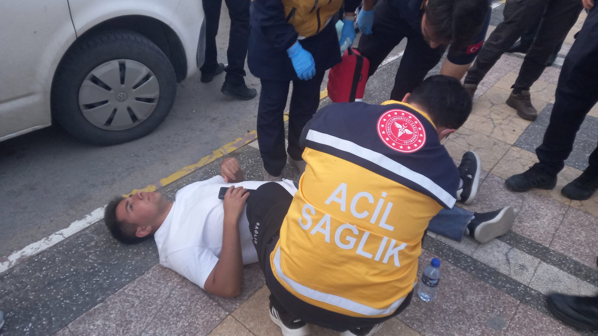 'Neden yan baktın?' tartışmasında bıçakla yaralandı