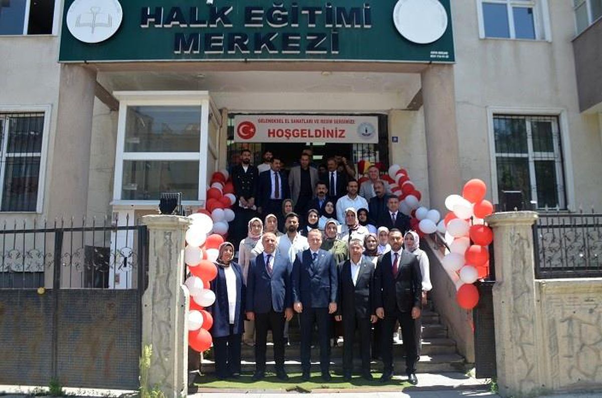 Bulanık'ta kursiyerlerin el emeği görücüye çıktı