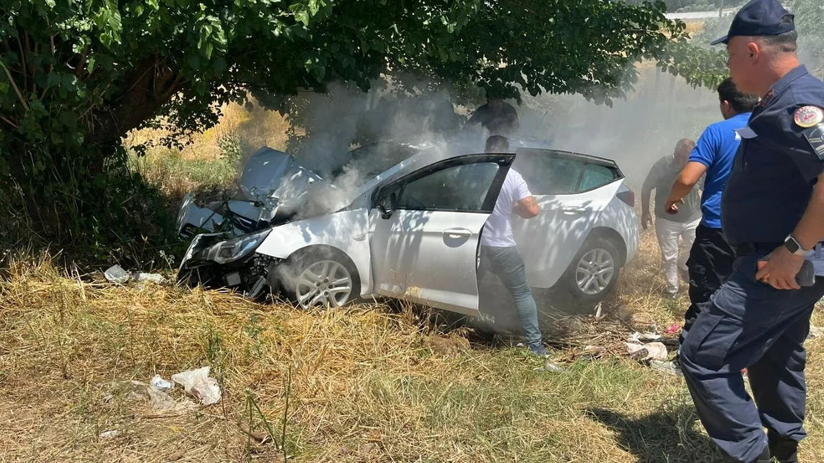 İzmir'de otomobil ağaca çarptı: 4 ağır yaralı