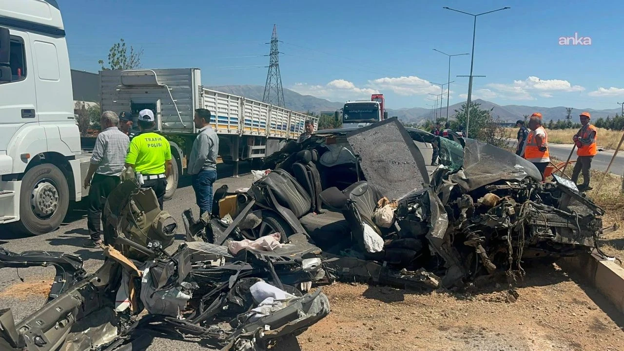 TIR'a arkadan çarpan otomobil sürücüsü ağır yaralandı