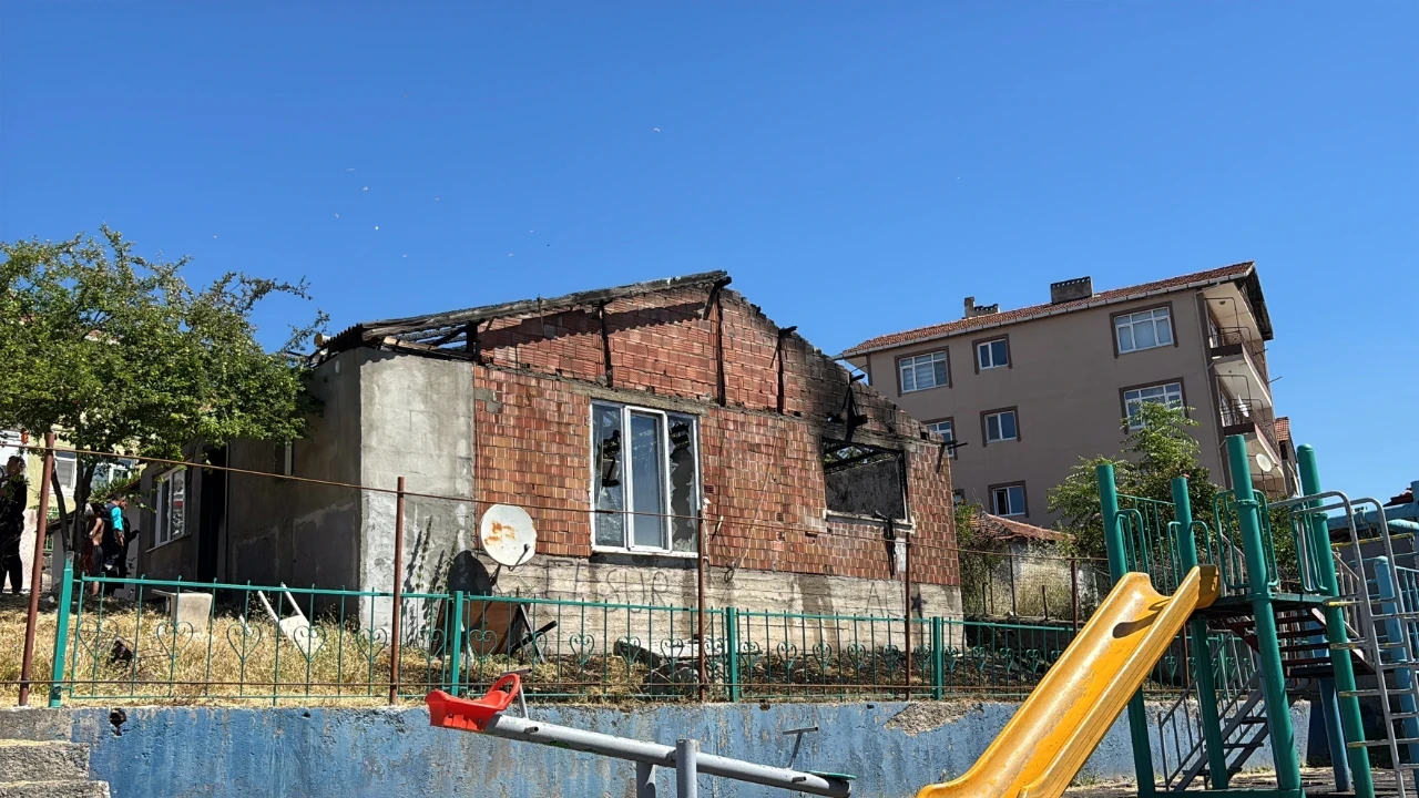Yaşadığı evi ateşe verip kaçtı