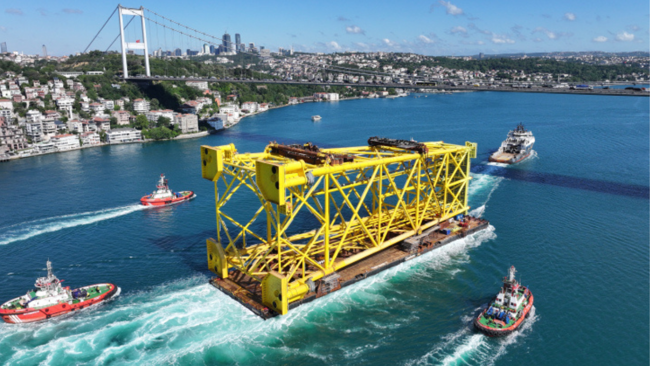 350 metrelik sondaj platformu İstanbul Boğazı’ndan geçti
