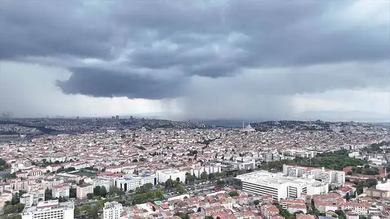 İstanbul'da gökyüzü kara bulutla kaplandı