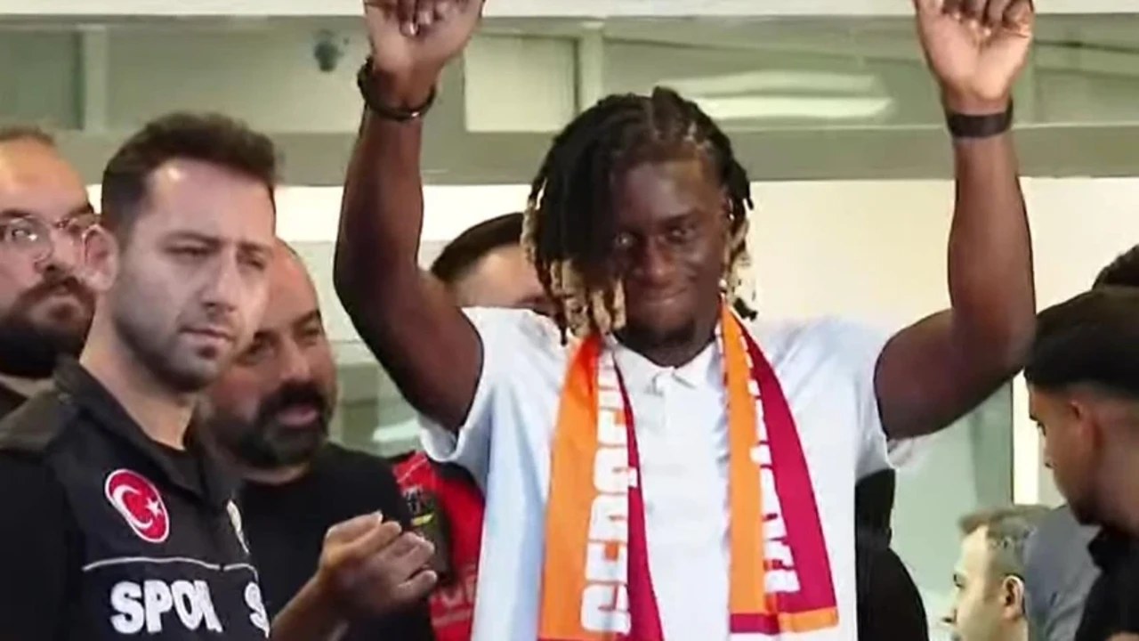 Galatasaray'ın yeni transferi İstanbul'a indi! İlk hareketi taraftarı mest etti