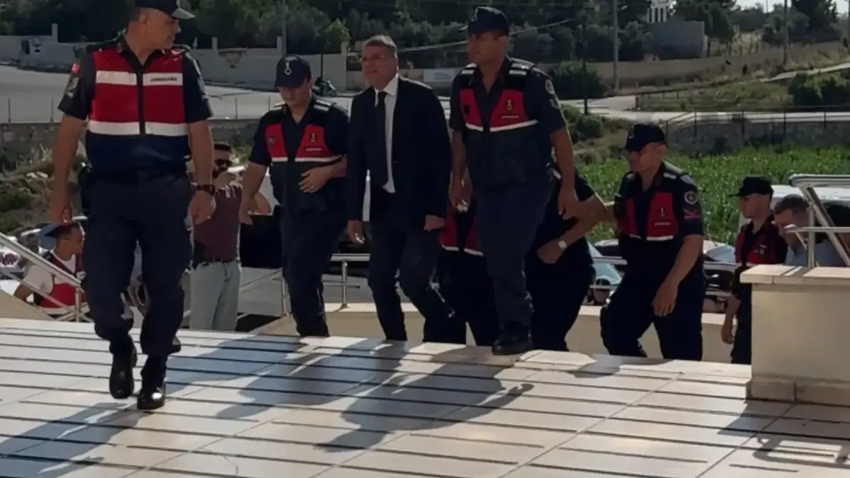 Silifke Belediye Başkanı ile 18 şüpheli adliyede