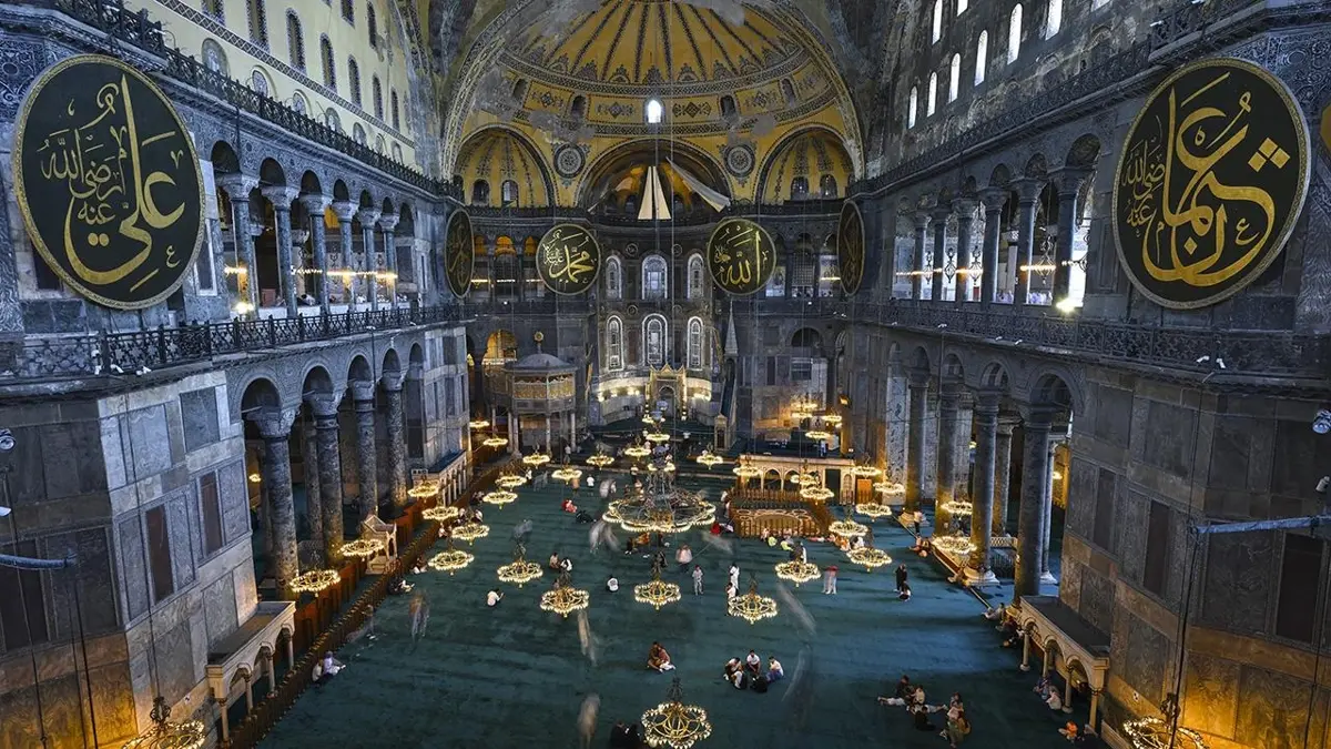 Ayasofya'da "İncil" ile tahrik! İki provokatör gözaltına alındı