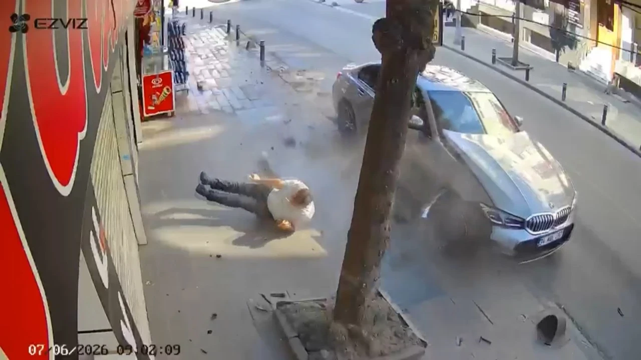 Kaldırımda beklerken otomobilin altında kalıyordu! Adama çarptı, önce arabasına baktı!
