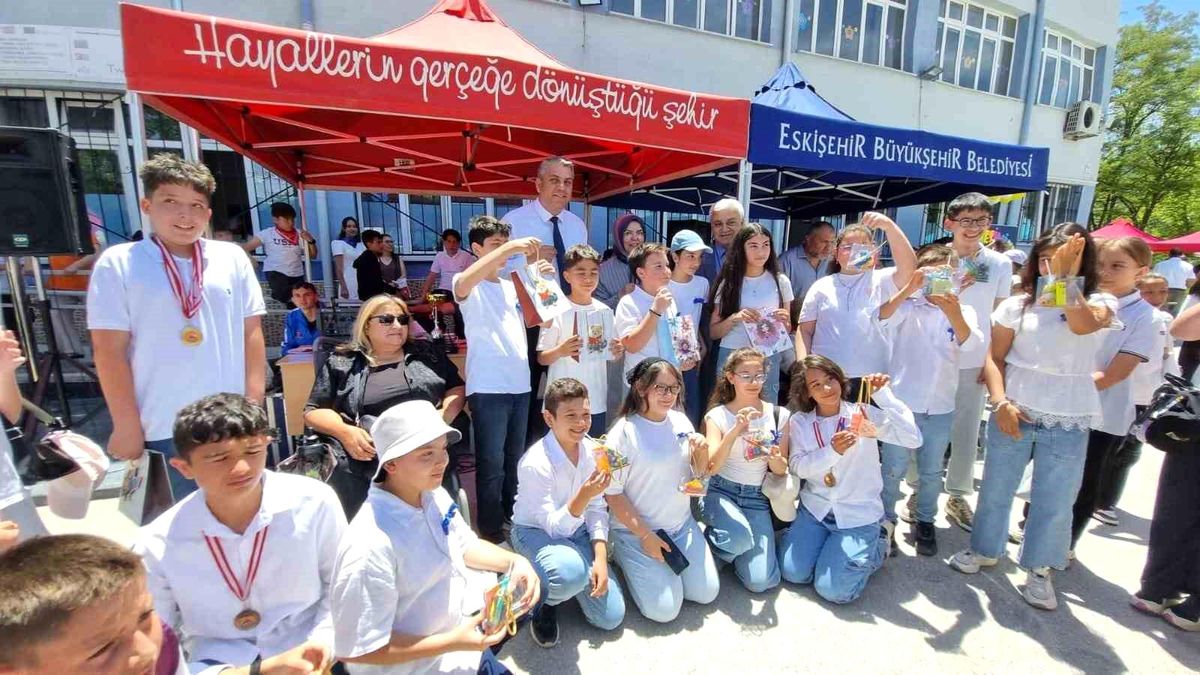 Eskişehir Mehmet Gedik Ortaokulu'nda 'mavi kapaklar' umuda dönüştü