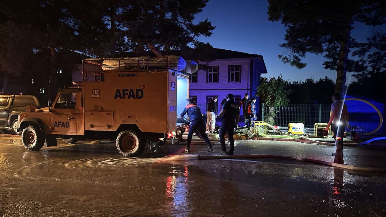 Kastamonu'da "sarı kod" alarmı: Yollar suyla doldu, cadde trafiğe kapatıldı