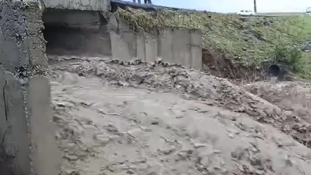 Yollar kapandı evleri su bastı: Kars’ta sel felaketi