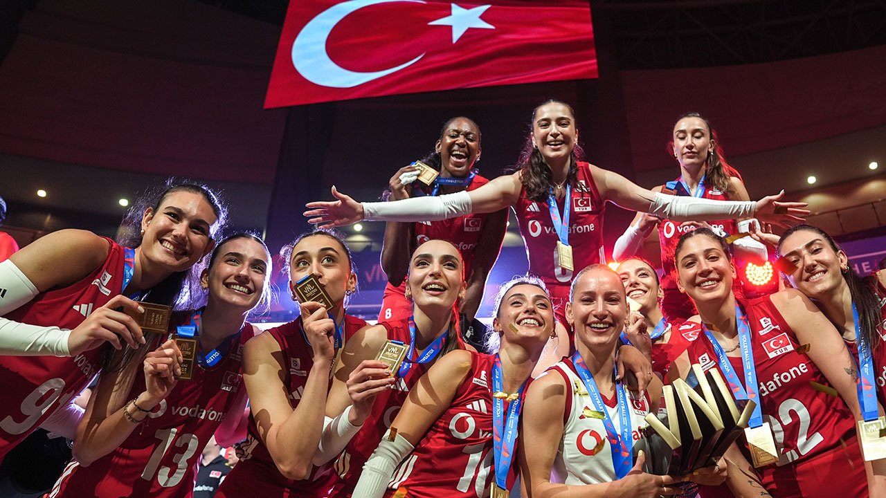 Filenin Sultanları ders veriyor: Milyonlar futbola, kupalar voleybola