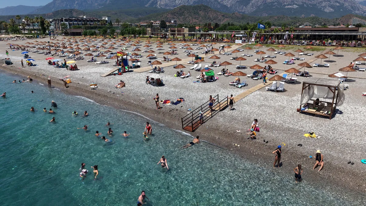 Çeşme'den Bodrum'a, Marmaris'ten Belek'e halk plajlarına yoğun ilgi