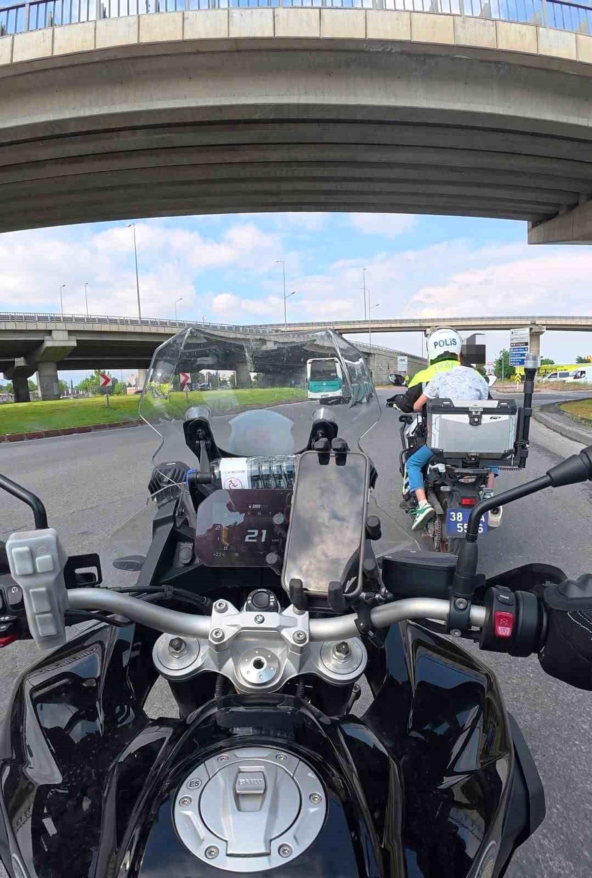Sınava gireceği okulu karıştıran öğrenciyi motosikletli polisler yetiştirdi