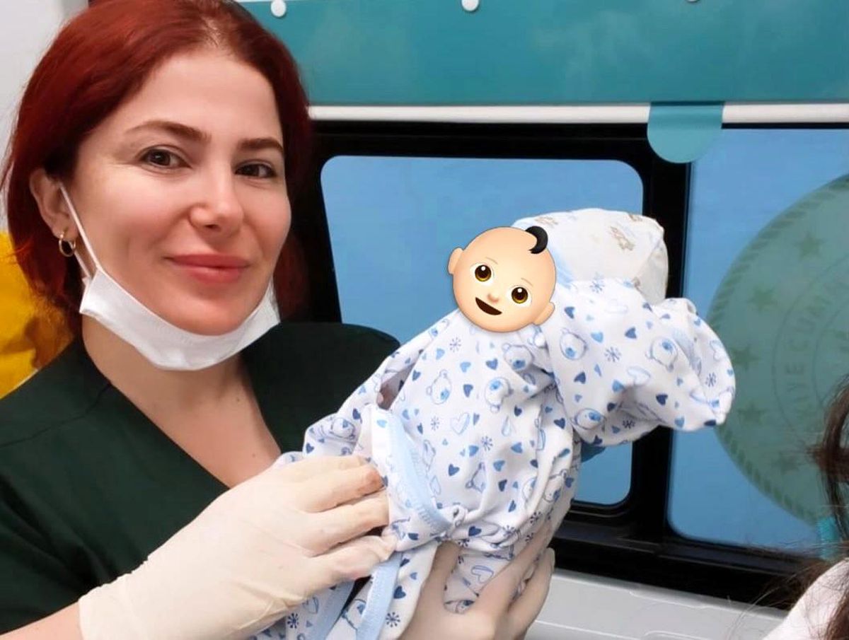 Hastaneye sevk edilen hamile kadın ambulansta doğum yaptı