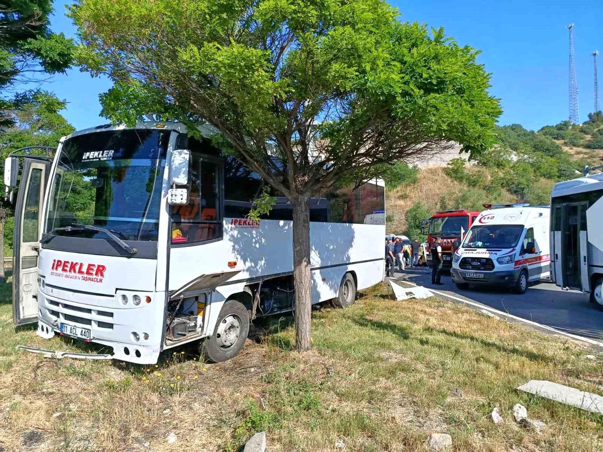İşçi servisi ile hafif ticari araç çarpıştı, 4 yaralı