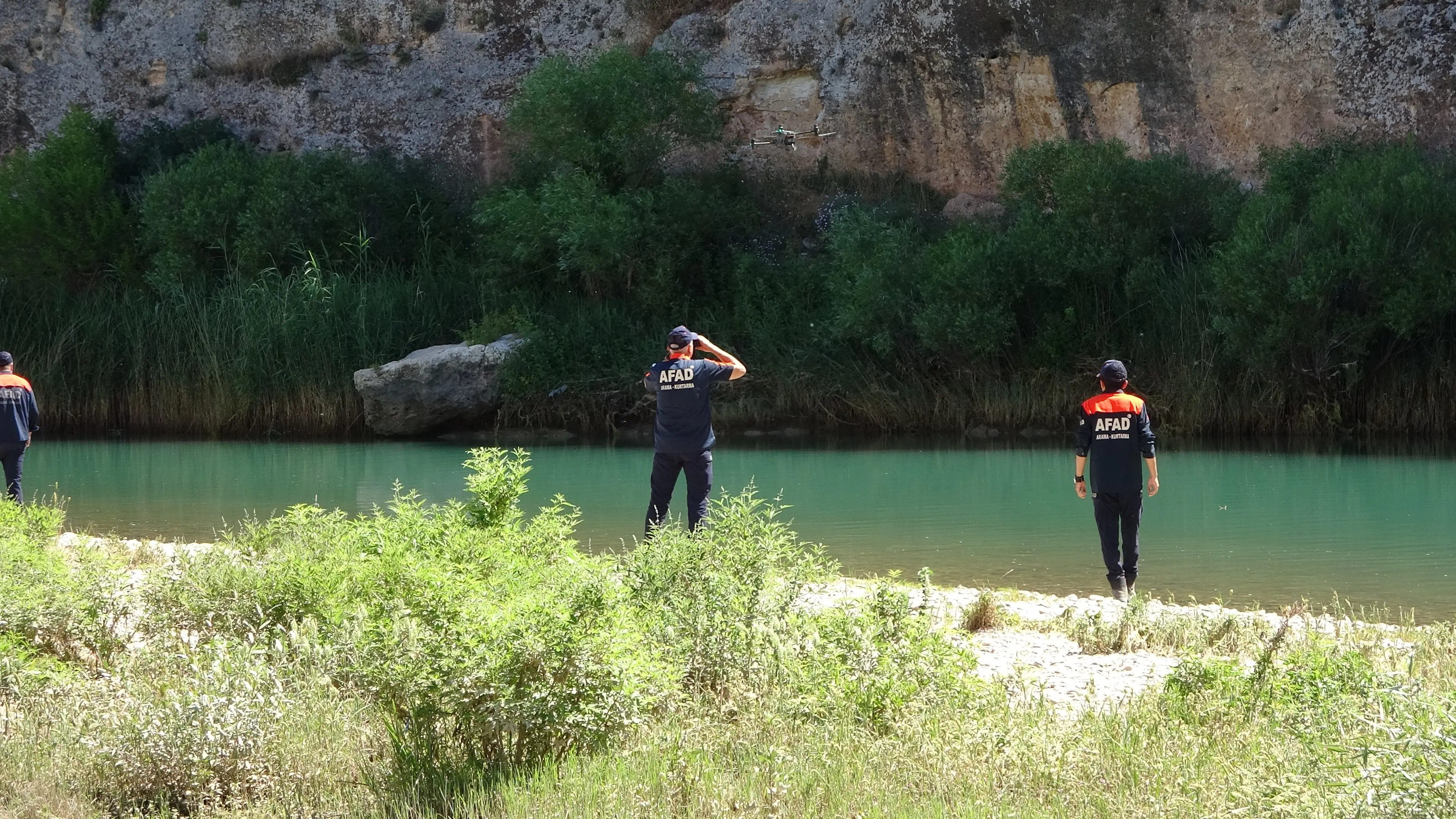 Serinlemek işçin girdiği suda akıntıya kapıldı: 18 yaşındaki genç her yerde aranıyor