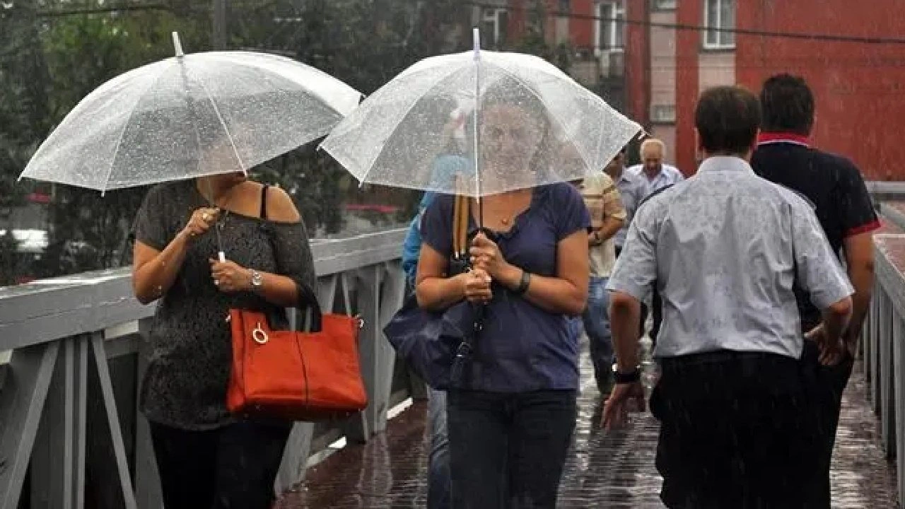 İstanbul'a üşütecek soğuk geliyor: Hava durumunun değişeceği tarih belli oldu