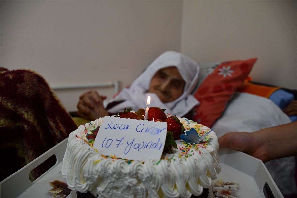 Bilecik'te 107 yaşındaki Hatice Oskay için doğum günü pastası kesildi