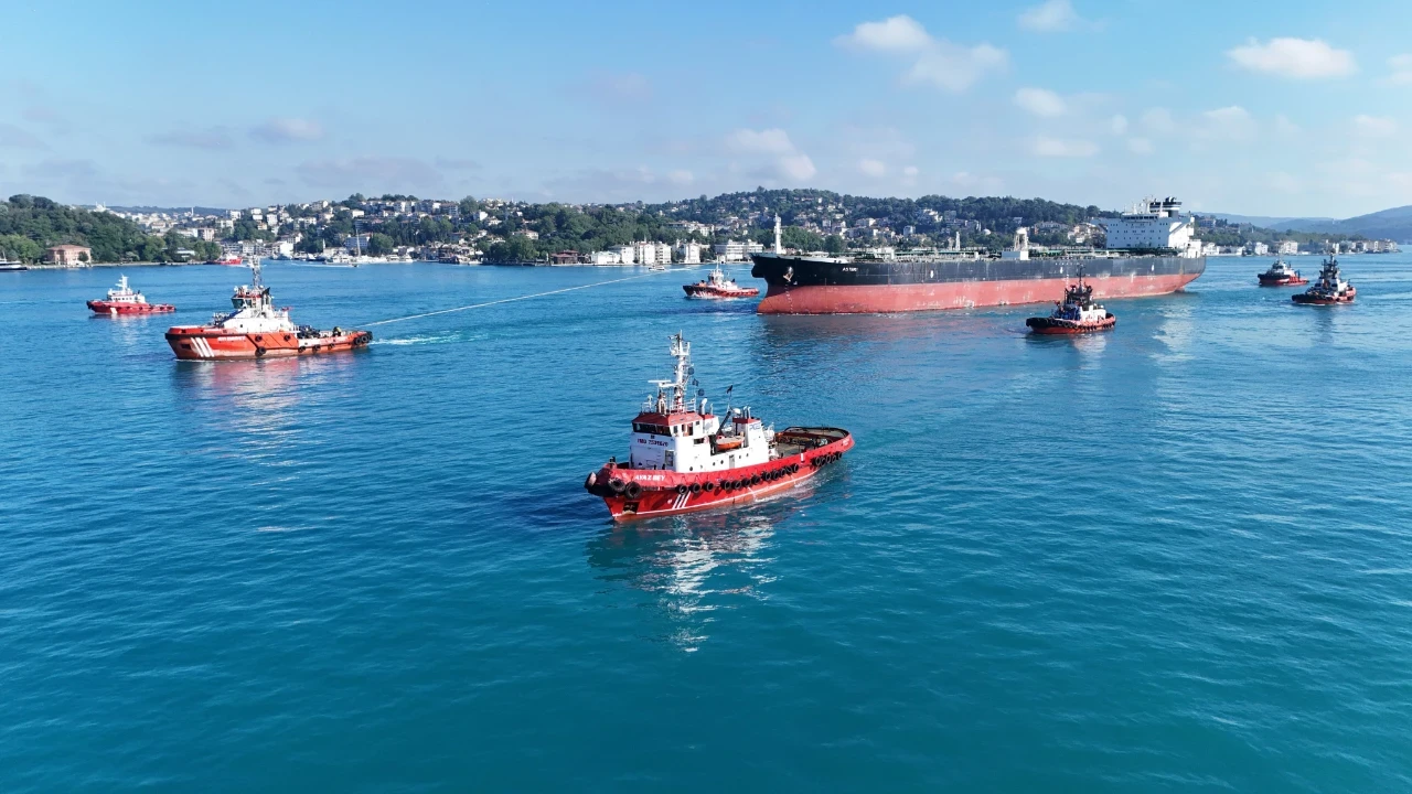 Rusya'da Saldırıya Uğrayan Tanker Yoğun Güvenlik Eşliğinde İstanbul Boğazı'ndan Geçti