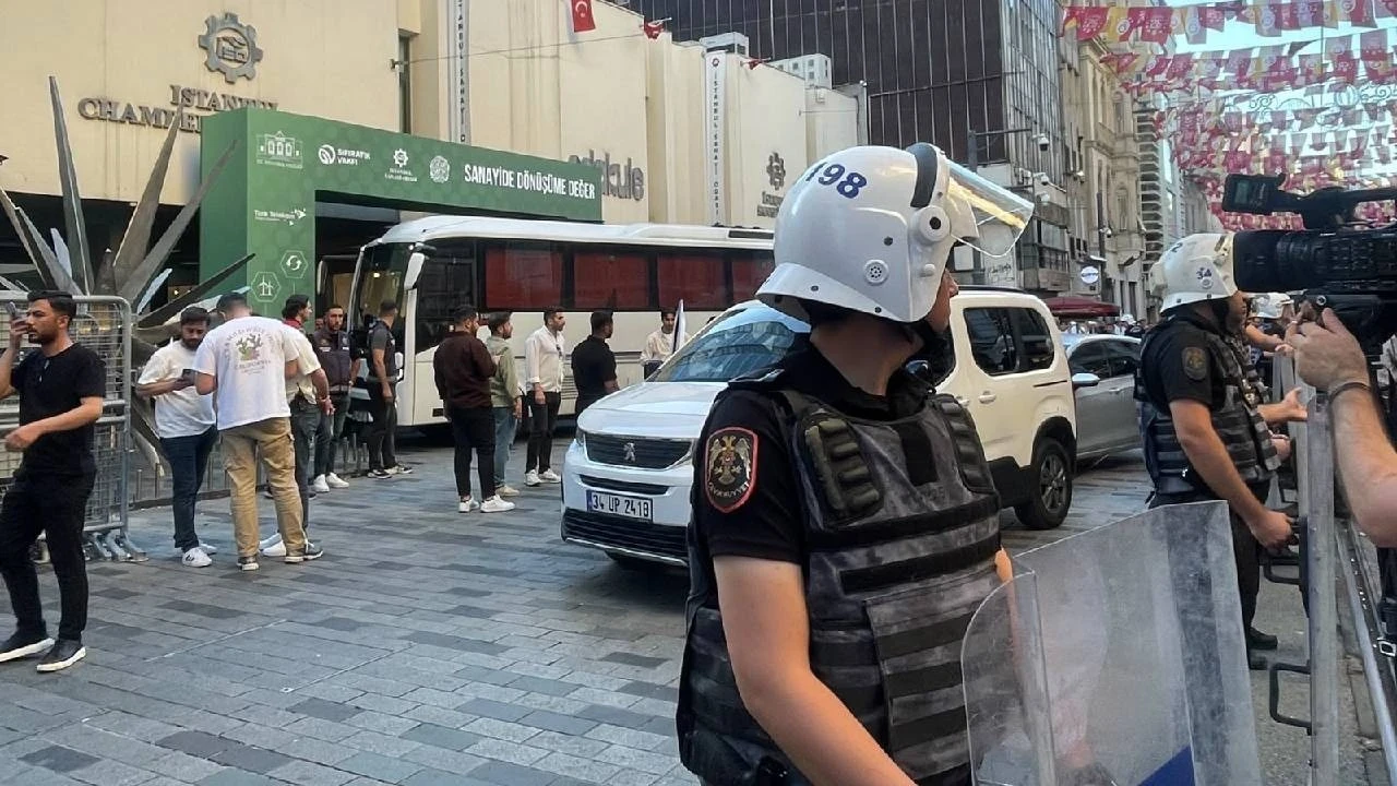 Öğretmenler İstiklal Caddesi'nde eylem yaptı: 5 gözaltı