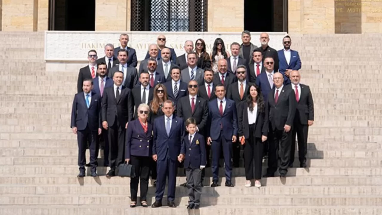 Mazbata sonrası ilk rota Ankara: Galatasaray Başkanı Dursun Özbek, Anıtkabir Özel Defteri'ni imzaladı!