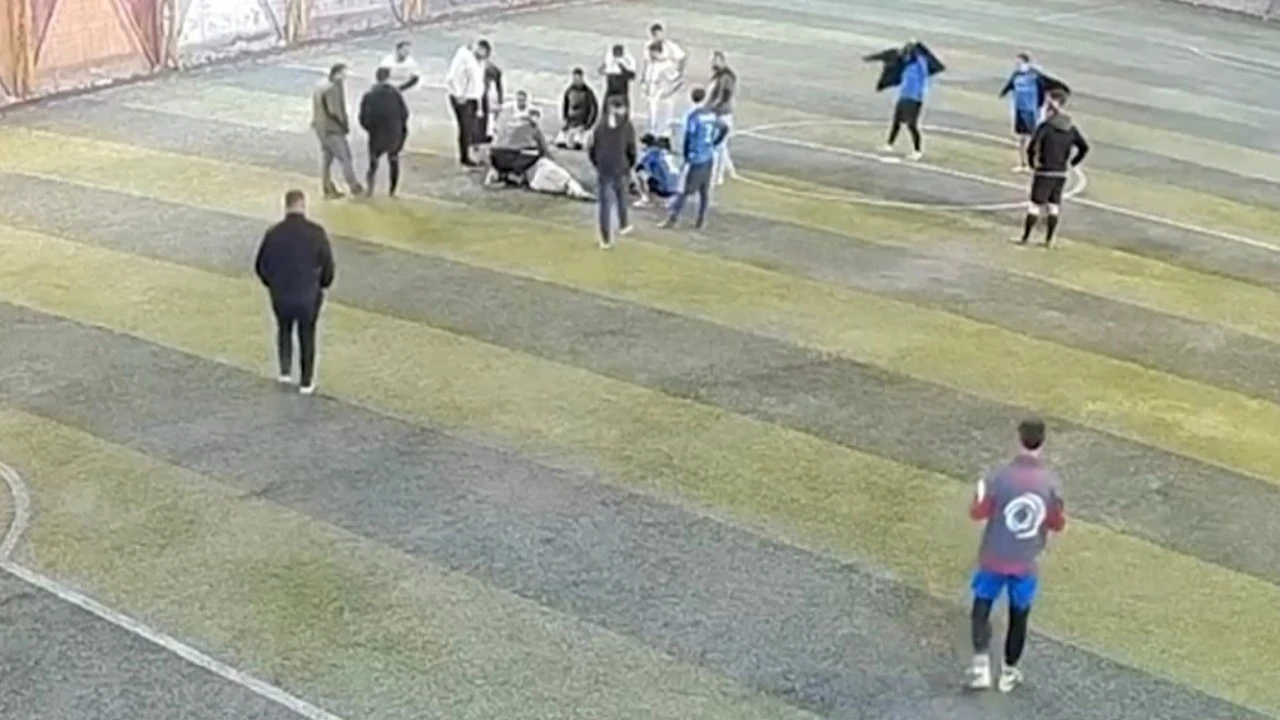 Halı sahada fenalaşan vatandaşın dili boğazına kaçtı: Hızlı müdahale hayat kurtardı