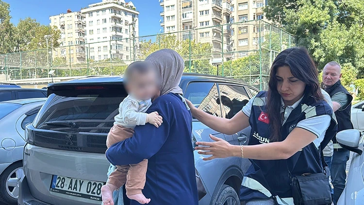 Samsun'da uyuşturucu operasyonu: Kucağında bebekle yakalanan kadının çantasından 1 kilo metamfetamin çıktı