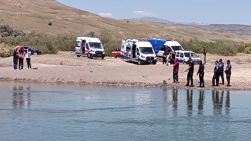Kızılırmak'ta akıntıya kapılan 3 kişiden 2'si kayboldu