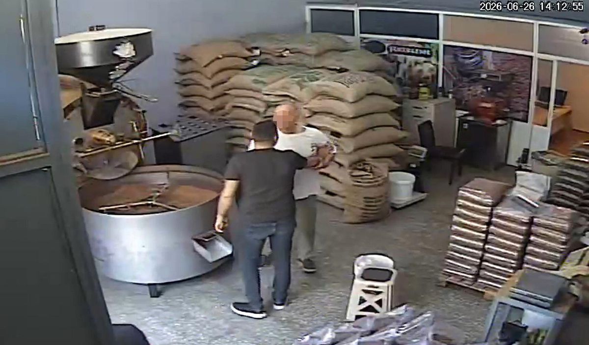Kahve borcu yüzünden toptancıyı iş yerinde darbetti