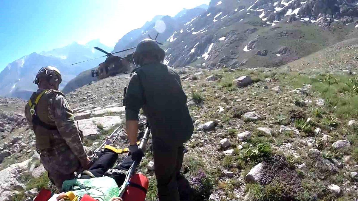 Aladağlar'da mahsur kalan dağcının kurtarılma anları kamerada
