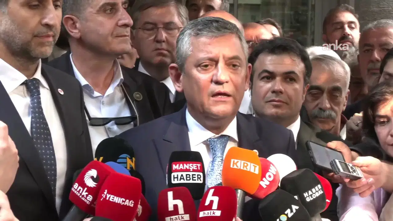 Son Dakika... YENİ Parti'de ilk toplantı sona erdi: YENİ Parti Genel Başkanı Özgür Özel açıklama yapıyor