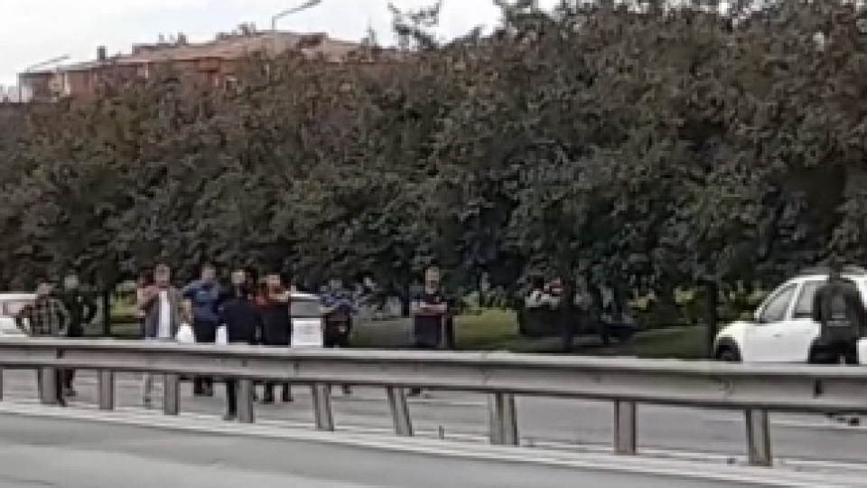 Büyükçekmece'de D-100'de elinde bıçakla polisi harekete geçirdi; trafik yoğunluğu oluştu