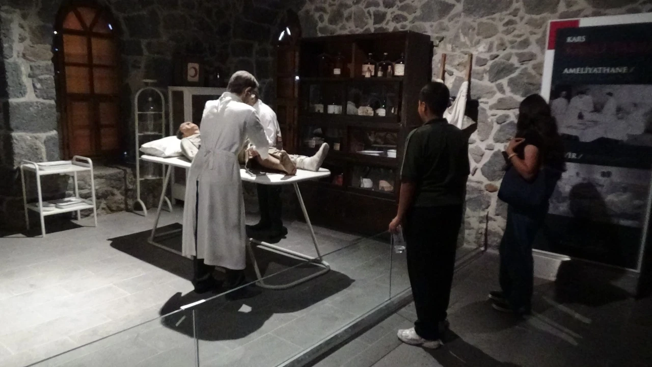 Kars’ta bu binaya girenler savaşın acı yüzüyle karşılaşıyor