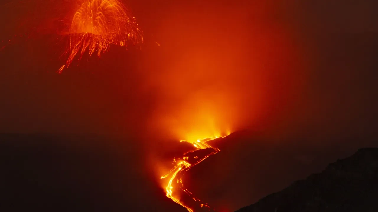 Etna Yanardağı'ndan görkemli patlama! Volkanik aktivite sürüyor