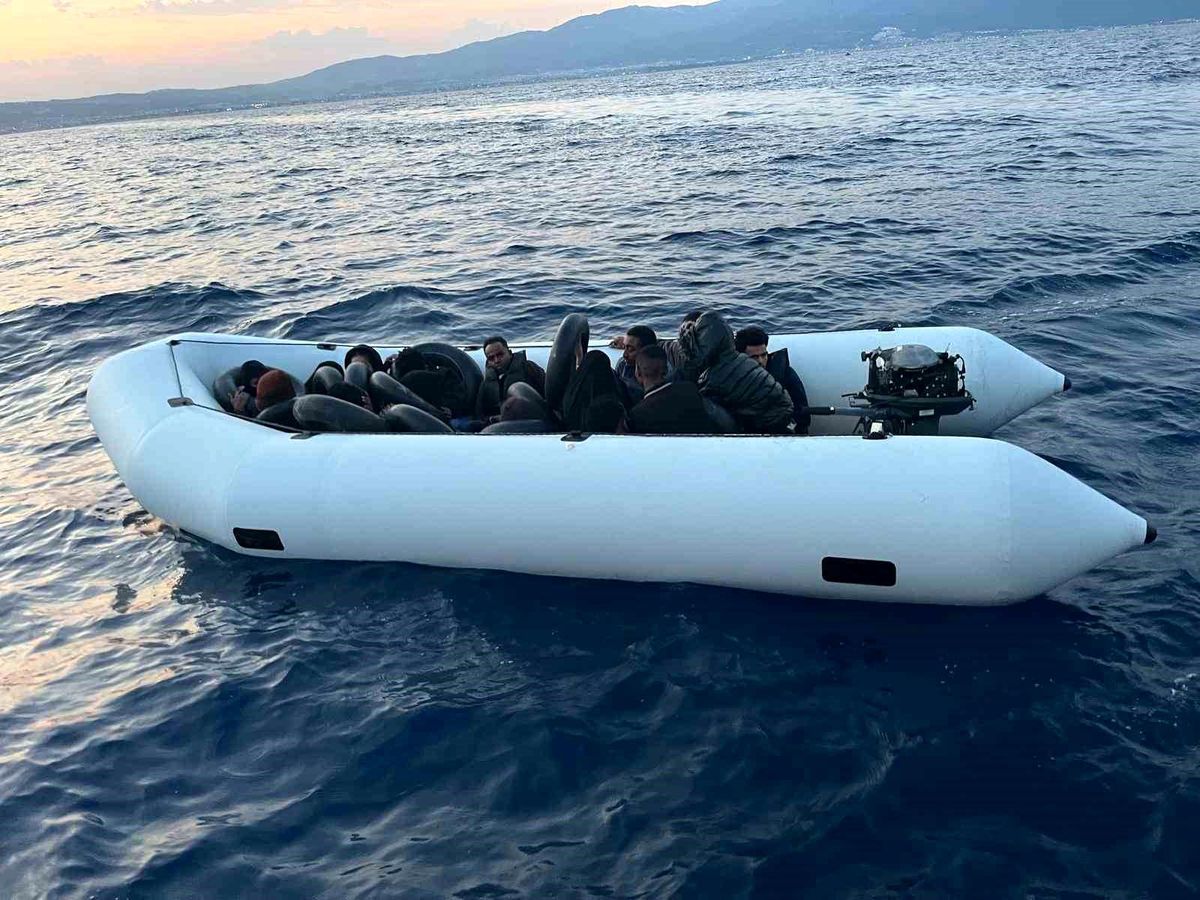 Kuşadası'nda 18 düzensiz göçmen kurtarıldı